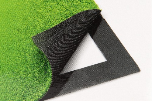 Taśma dwustronna MULTIGRASS do montażu sztucznej trawy - zdjęcie taśmy i klejonej do niej trawy