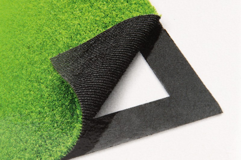 Taśma dwustronna MULTIGRASS do montażu sztucznej trawy - zdjęcie taśmy i klejonej do niej trawy