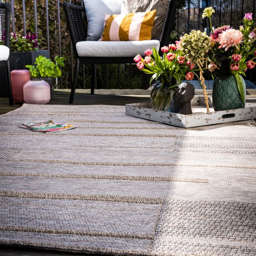 Dywan zewnętrzny Obsession My Oslo OSL706 taupe na balkonie