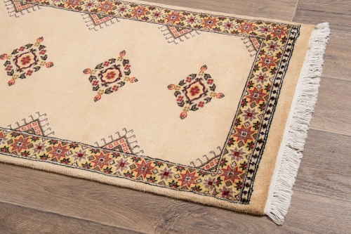 Rzut z boku dywanu orientalnego pakistańskiego Bukhara 70x121 cm