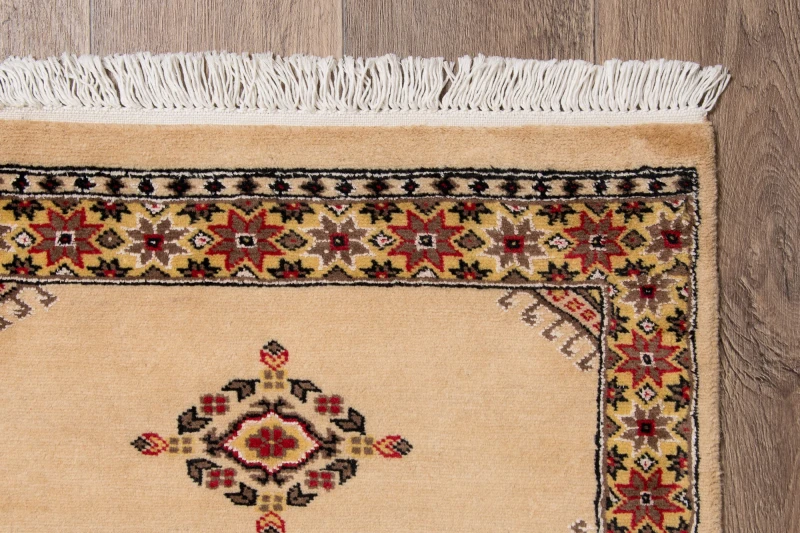 Frędzle i brzeg dywanu orientalnego pakistańskiego Bukhara 70x121 cm