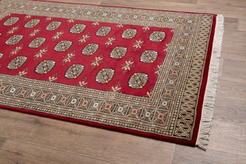 Rzut z boku dywanu orientalnego pakistańskiego Bukhara 140x207 cm