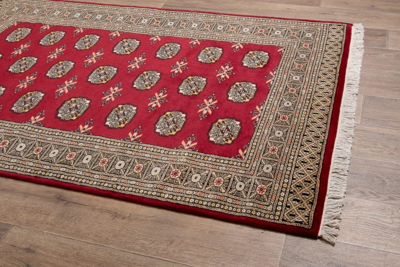 Rzut z boku dywanu orientalnego pakistańskiego Bukhara 140x207 cm