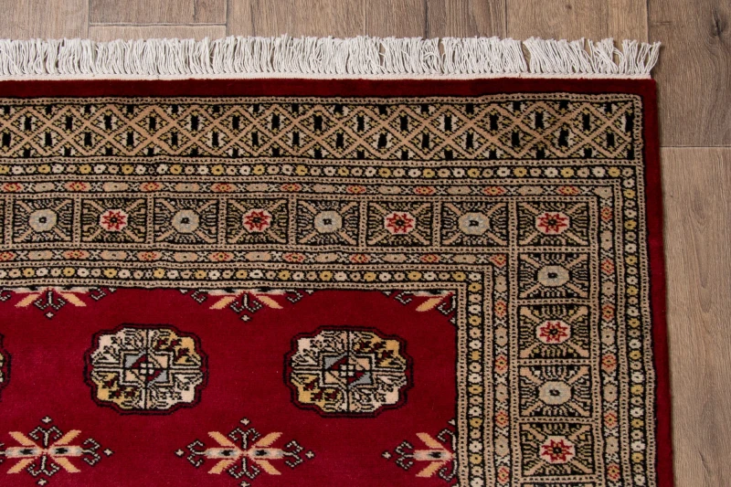 Frędzle i brzeg dywanu orientalnego pakistańskiego Bukhara 140x207 cm