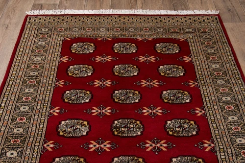 Na podłodze dywan orientalny pakistański Bukhara 140x207 cm