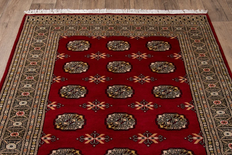 Na podłodze dywan orientalny pakistański Bukhara 140x207 cm