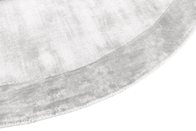 Dywan okrągły wiskozowy Carpet Decor Handmade Tere light gray - zbliżenie na brzeg i runo dywanu