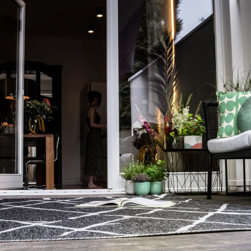 Dywan zewnętrzny geometryczny Obsession Tallinn tal540 grey na tarasie