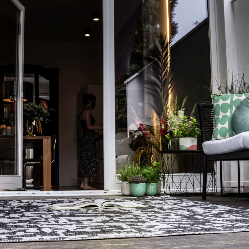 Dywan zewnętrzny Obsession Tallinn TAL541 grey na tarasie