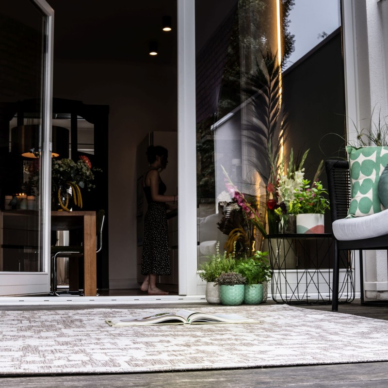 Dywan zewnętrzny Obsession Tallinn TAL542 taupe na tarasie