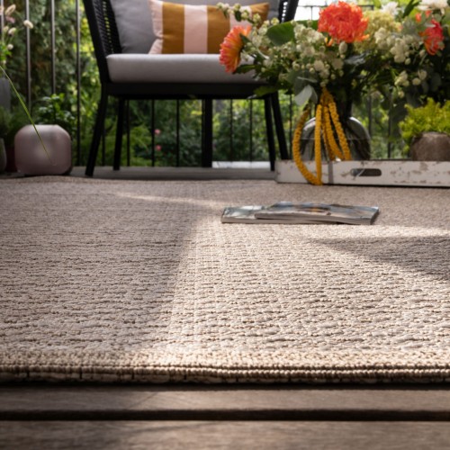 Dywan zewnętrzny Obsession My Oslo OSL708 taupe na balkonie