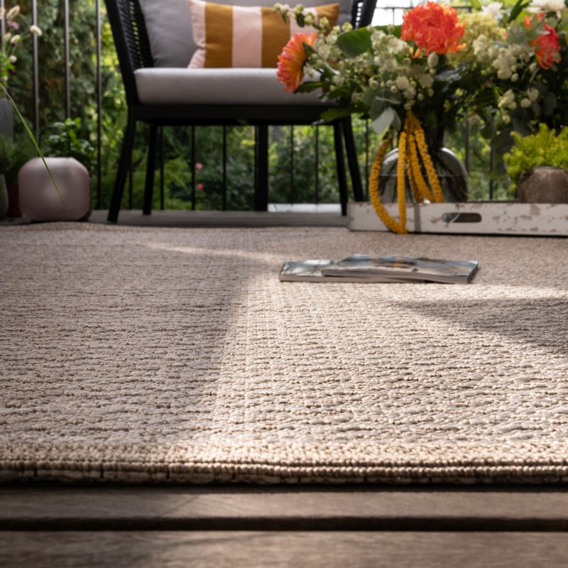 Dywan zewnętrzny Obsession My Oslo OSL708 taupe na balkonie