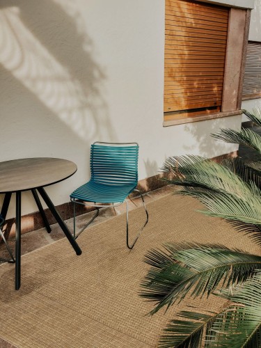 Dywan zewnętrzny Carpet Decor Outdoor/Indoor Deserto taupe na balkonie