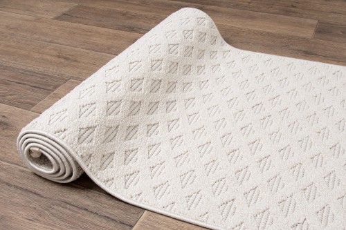 Kremowy dywan boho Milano 027 zwinięty w rulon