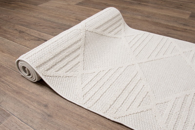 Kremowy dywan boho Milano 038 zwinięty w rulon