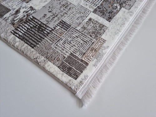 Wykończenie frędzlami dywanu geometrycznego Exclusive 234 beżowo-złotego