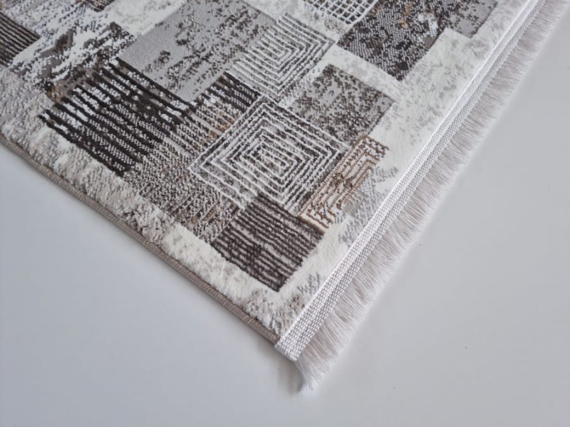 Wykończenie frędzlami dywanu geometrycznego Exclusive 234 beżowo-złotego