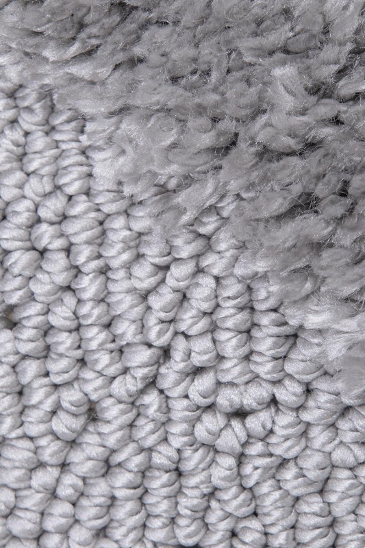 Zbliżenie na runo cut i loop dywanu Berber 6803 w kolorze szarym
