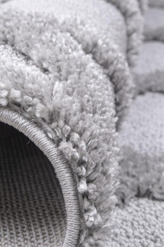 Zbliżenie na runo cut i loop i obszycie dywanu Berber 6803 w kolorze szarym