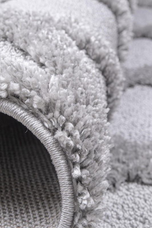 Zbliżenie na runo cut i loop i obszycie dywanu Berber 6803 w kolorze szarym