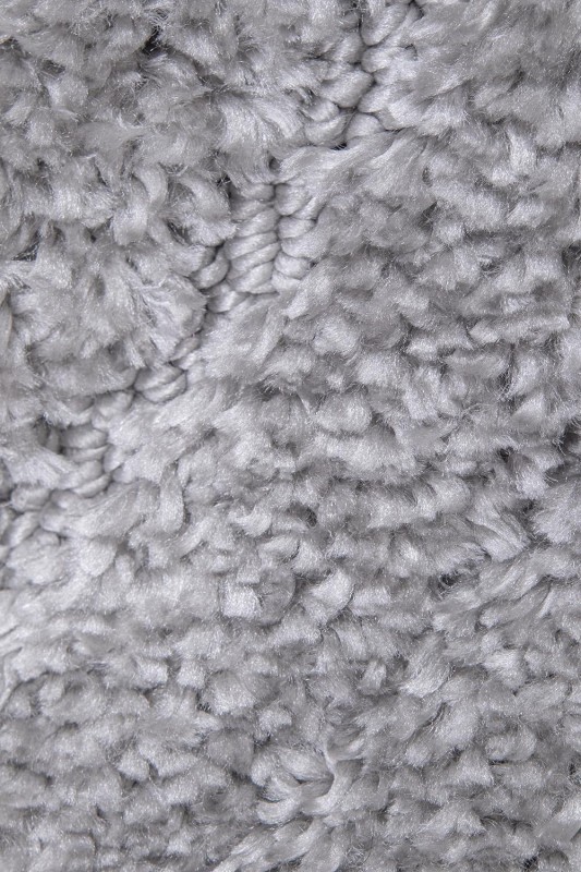 Zbliżenie na runo cut i loop dywanu Berber 7061 w kolorze szarym