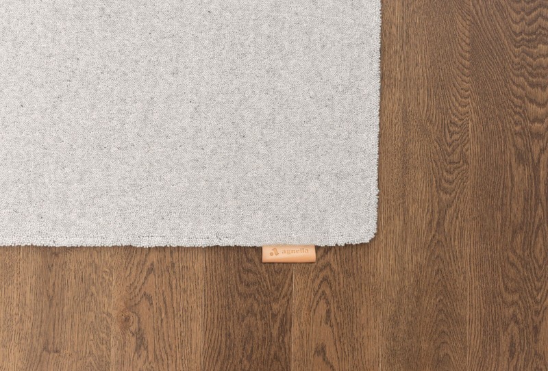 Dywan wełniany Agnella Ladnini Morphic Blooms jasny szary - róg