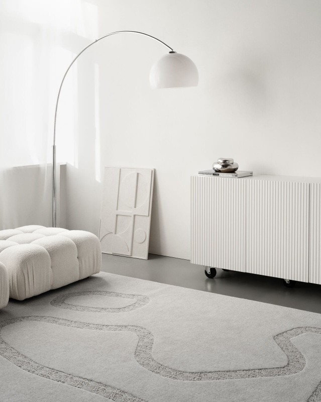 Dywan wełniany Agnella Ladnini Morphic Blooms jasny szary w nowoczesnej aranżacji