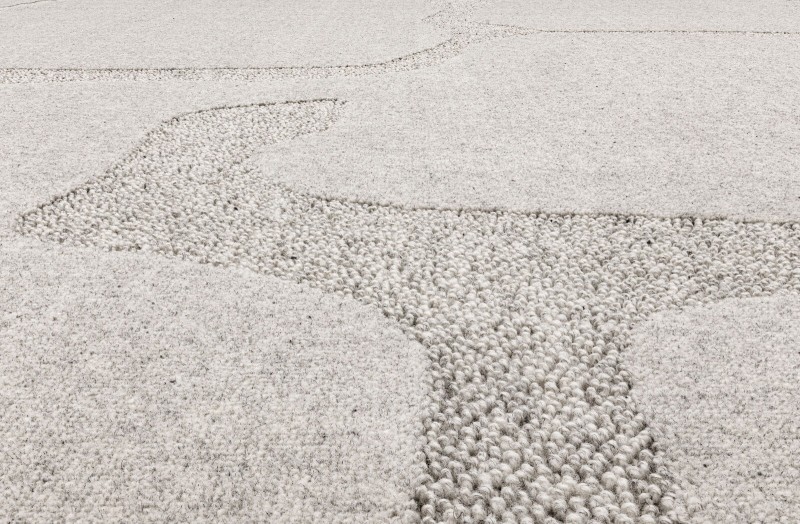 Dywan jasny szary wełniany do salonu Agnella Ladnini Morphic Organica - runo 3d