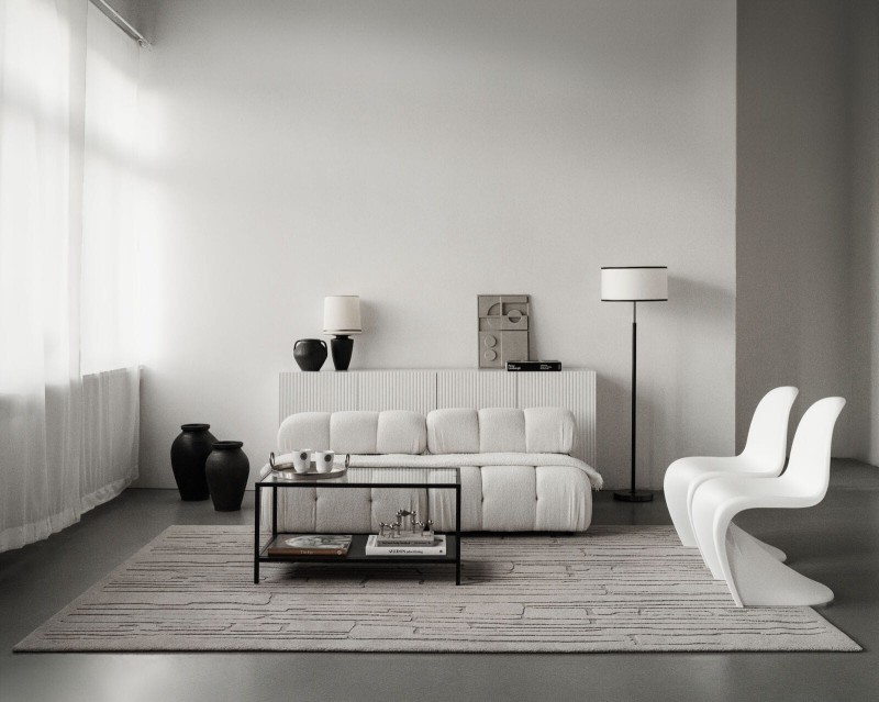 Dywan szary wełniany Agnella Ladnini Morphic Rifts V w salonie