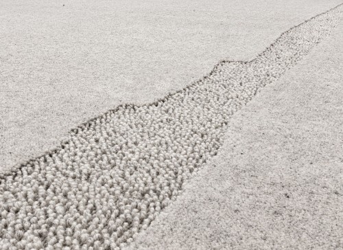 Dywan wełniany jasnoszary Agnella Ladnini Morphic Rocca -detal