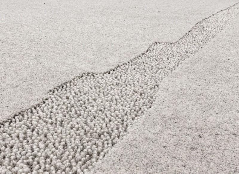 Dywan wełniany jasnoszary Agnella Ladnini Morphic Rocca -detal