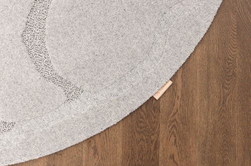 Jasnoszary dywan wełniany koło Agnella Ladnini Morphic Organica -  bok