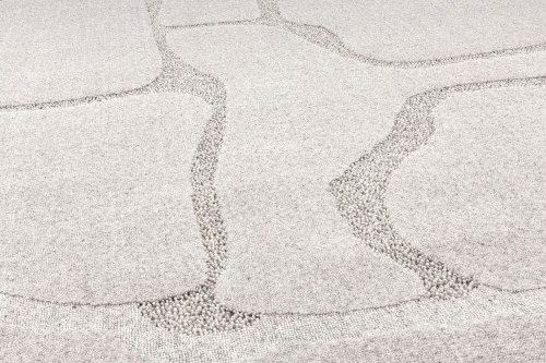 Jasnoszary dywan wełniany koło Agnella Ladnini Morphic Organica - runo