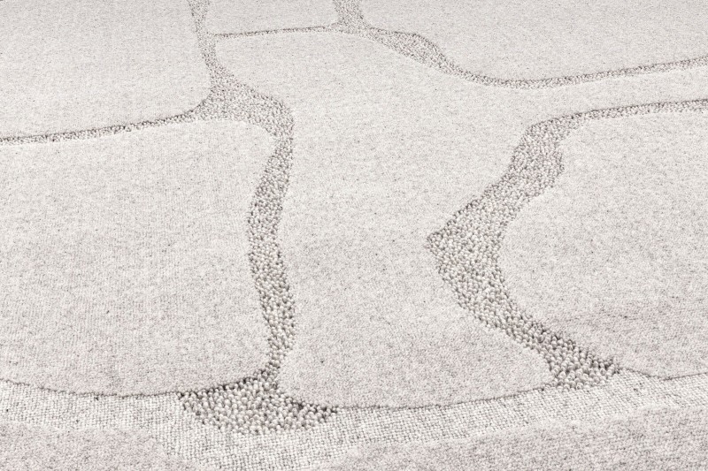 Jasnoszary dywan wełniany koło Agnella Ladnini Morphic Organica - runo