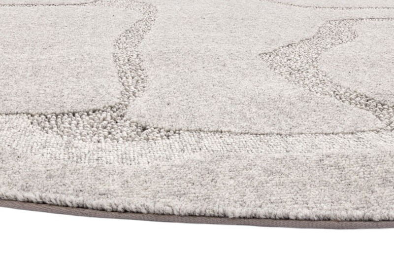 Jasnoszary dywan wełniany koło Agnella Ladnini Morphic Organica - brzeg