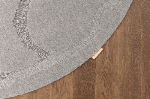 Okrągły, szary wełniany dywan Agnella Ladnini Morphic Organica - bok