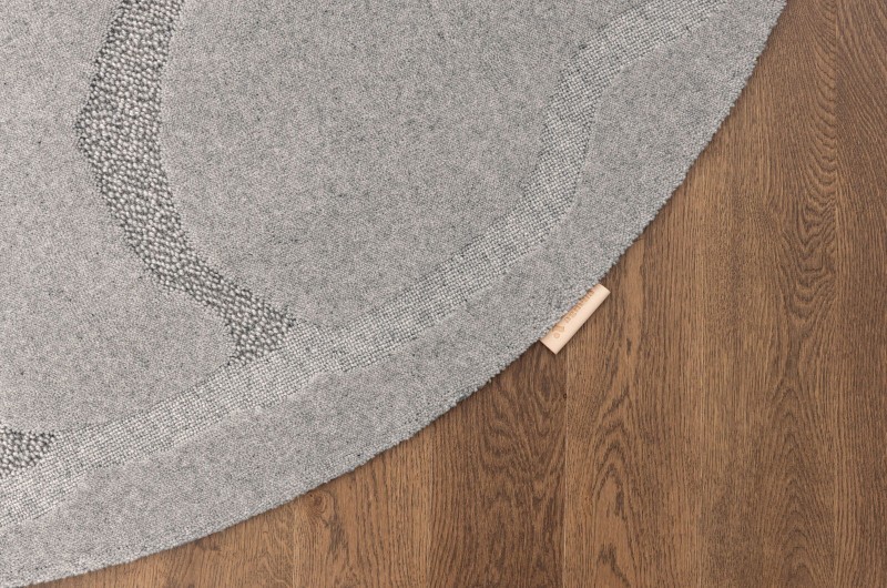 Okrągły, szary wełniany dywan Agnella Ladnini Morphic Organica - bok