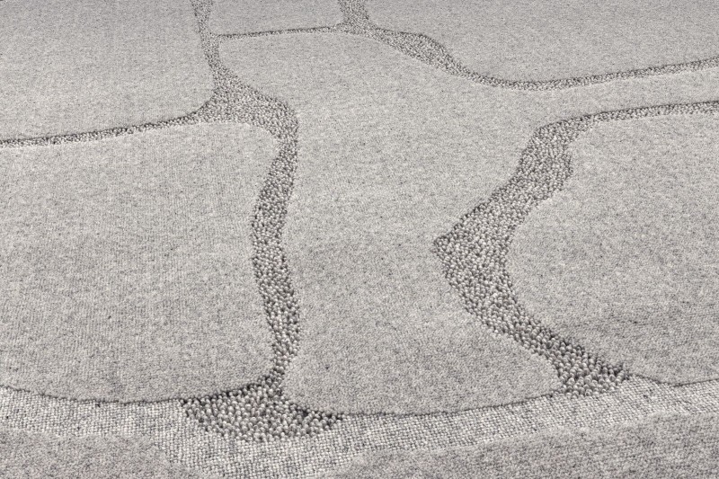 Szary wełniany dywan koło Agnella Ladnini Morphic Organica - runo 3d