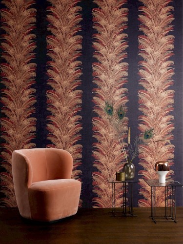 Fotel na tle ściany z tapetą Khroma Cabinet CAB101.jpg