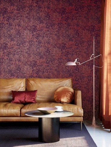 Sofa w salonie z tapetą Khroma Cabinet CAB305 Sauvage Burgundy.jpg