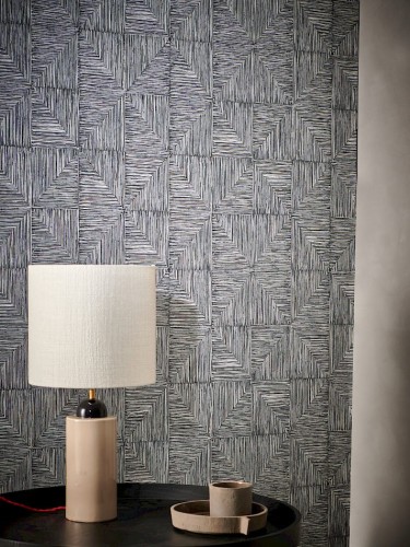 Lampa na tle ściany z tapetą Khroma Cabinet CAB402 Verena Midnight.jpg