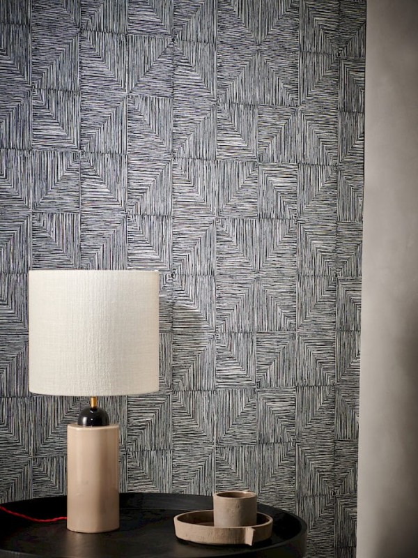 Lampa na tle ściany z tapetą Khroma Cabinet CAB402 Verena Midnight.jpg