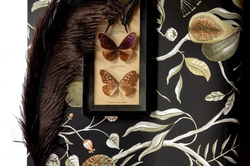 Dekoracja na tle tapety Khroma Cabinet CAB605 Papaya Kombou.jpg