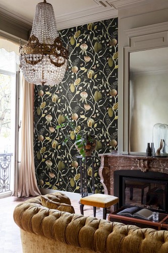 Klasyczny salon z tapetą Khroma Cabinet CAB605 Papaya Kombou.jpg