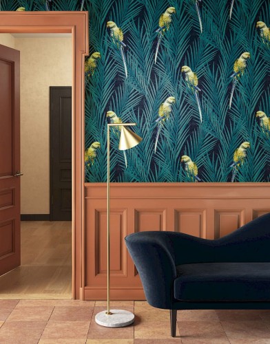 Kanapa przy ścianie z tapetą Khroma Cabinet CAB703 Eden Aqua.jpg