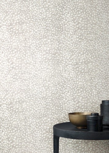 Stolik kawowy na tle tapety Khroma Cabinet CAB802 Tender Moonlight.jpg