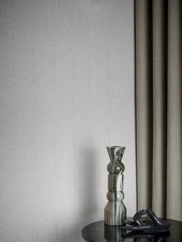 Wazon na tle tapety Khroma Cabinet CAB901 Iguana Clay.jpg