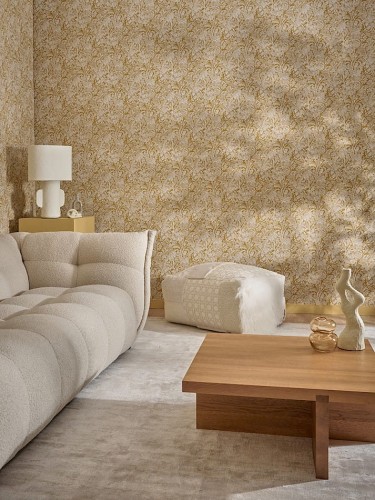 Jasny salon z tapetą roślinną Khroma Summer SUM502 Onikar Gold.jpg