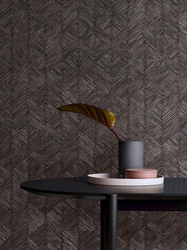 Czarny stół na tle tapety Khroma Tribute TRI102 Enitan Night.jpg