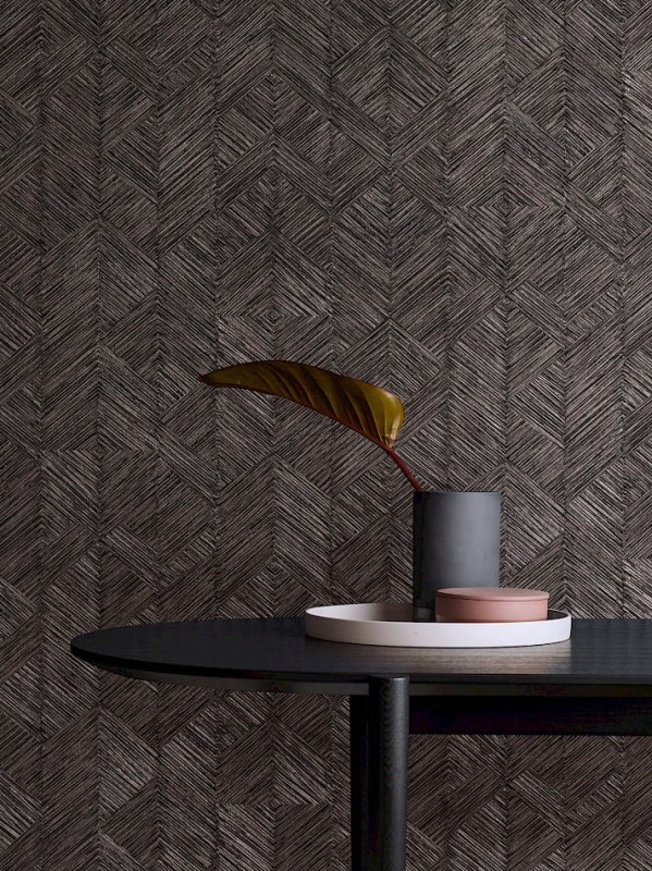 Czarny stół na tle tapety Khroma Tribute TRI102 Enitan Night.jpg